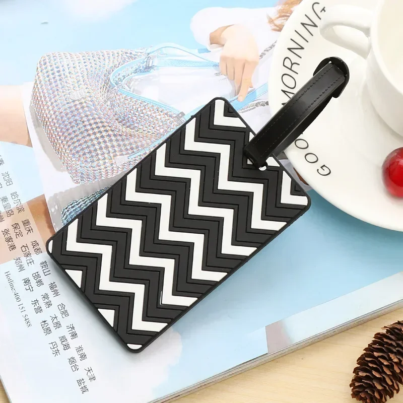 علامات الأمتعة الهندسية للنساء - مراجعة Travel Accessories Name وسعره